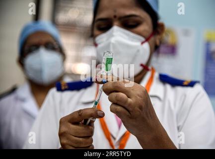 210116 -- MUMBAI, 16. Januar 2021 -- Eine Krankenschwester bereitet den COVID-19-Impfstoff im Rajawadi Hospital in Mumbai, Indien, am 16. Januar 2021 vor. Der indische Premierminister Narendra Modi startete am Samstag die landesweite Impfaktion zur Bekämpfung der COVID-19-Pandemie. Foto von /Xinhua INDIA-MUMBAI-COVID-19-VACCINATION FarihaxFarooqui PUBLICATIONxNOTxINxCHN Stockfoto