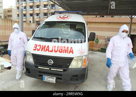 210116 -- TRIPOLI, 16. Januar 2021 -- medizinische Arbeiter werden neben einem Krankenwagen in Tripoli, Libanon, 16. Januar 2021 gesehen. Libanon registrierte am Samstag 5.872 neue COVID-19-Infektionen, wodurch die Gesamtzahl der Fälle im Land auf 249.158. Foto von /Xinhua LEBANON-TRIPOLI-COVID-19 FÄLLE Khaled PUBLICATIONxNOTxINxCHN Stockfoto