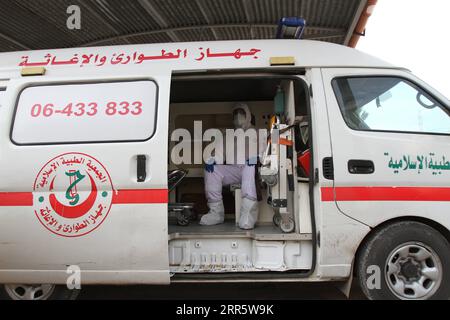 210116 -- TRIPOLI, 16. Januar 2021 -- Ein medizinischer Arbeiter sitzt in einem Krankenwagen in Tripoli, Libanon, 16. Januar 2021. Libanon registrierte am Samstag 5.872 neue COVID-19-Infektionen, wodurch die Gesamtzahl der Fälle im Land auf 249.158. Foto von /Xinhua LEBANON-TRIPOLI-COVID-19 FÄLLE Khaled PUBLICATIONxNOTxINxCHN Stockfoto