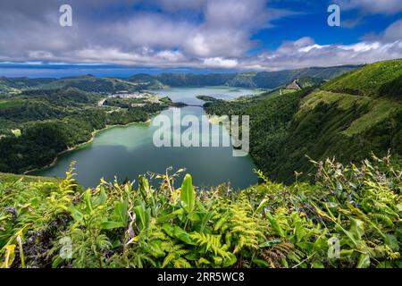 Die Zwillingsseen von Sete Cidades im massiven Krater eines ruhenden Stratovulkans in Sao Miguel, Azoren, Portugal. Die Seen Blue Lake und Green Lake zeigen aufgrund der Sonnen-Reflexion unterschiedliche Farben. Stockfoto