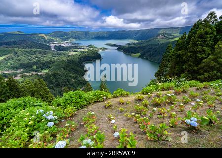 Die Zwillingsseen von Sete Cidades im massiven Krater eines ruhenden Stratovulkans in Sao Miguel, Azoren, Portugal. Die Seen Blue Lake und Green Lake zeigen aufgrund der Sonnen-Reflexion unterschiedliche Farben. Stockfoto