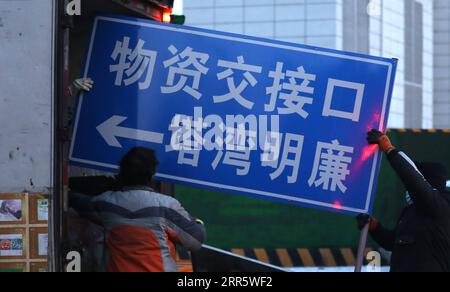 210117 -- SHENYANG, 17. Januar 2021 -- Arbeiter bringen ein Verkehrszeichen in der Tawan Street von Shenyang, nordöstliche Provinz Liaoning, 17. Januar 2021. Gebiete mit mittlerem Risiko in den wichtigsten Sperrgebieten Tawan und Minglian in Shenyang wurden auf Gebiete mit geringem Risiko herabgestuft, da alle Proben, die aus mehreren Runden von Nukleinsäuretests in den Gebieten entnommen wurden, negativ waren. Die Sperrung der wichtigsten Sperrgebiete wurde am Sonntag aufgehoben. CHINA-LIAONING-SHENYANG-COVID-19-LOCKDOWN-LIFT CN YAOXJIANFENG PUBLICATIONXNOTXINXCHN Stockfoto