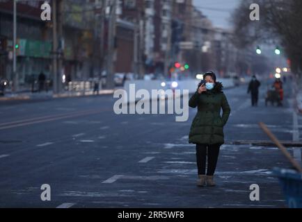 210117 -- SHENYANG, 17. Januar 2021 -- Ein Bewohner macht ein Foto in der Tawan Street in Shenyang, nordöstliche chinesische Provinz Liaoning, 17. Januar 2021. Gebiete mit mittlerem Risiko in den wichtigsten Sperrgebieten Tawan und Minglian in Shenyang wurden auf Gebiete mit geringem Risiko herabgestuft, da alle Proben, die aus mehreren Runden von Nukleinsäuretests in den Gebieten entnommen wurden, negativ waren. Die Sperrung der wichtigsten Sperrgebiete wurde am Sonntag aufgehoben. CHINA-LIAONING-SHENYANG-COVID-19-LOCKDOWN-LIFT CN YAOXJIANFENG PUBLICATIONXNOTXINXCHN Stockfoto