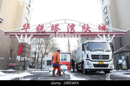 210117 -- SHENYANG, 17. Januar 2021 -- Ein Sanitärfahrzeug, Das Müll aus dem Tor eines Wohngebäudes transportiert, das in ein risikoarmes Gebiet in der Minglian-Gemeinde Shenyang, Provinz Liaoning im Nordosten Chinas, am 17. Januar 2021 herabgestuft wurde. Gebiete mit mittlerem Risiko in den wichtigsten Sperrgebieten Tawan und Minglian in Shenyang wurden auf Gebiete mit geringem Risiko herabgestuft, da alle Proben, die aus mehreren Runden von Nukleinsäuretests in den Gebieten entnommen wurden, negativ waren. Die Sperrung der wichtigsten Sperrgebiete wurde am Sonntag aufgehoben. CHINA-LIAONING-SHENYANG-COVID-19-LOCKDOWN-LIFT CN YAOXJIANFENG PUBLICATIONXNOT Stockfoto