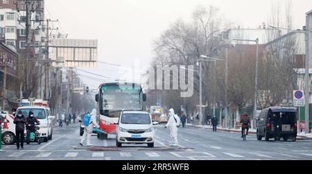 210117 -- SHENYANG, 17. Januar 2021 -- Mitarbeiter desinfizieren Fahrzeuge, die aus der Tawan-Straße in Shenyang, Provinz Liaoning im Nordosten Chinas, 17. Januar 2021 fahren. Gebiete mit mittlerem Risiko in den wichtigsten Sperrgebieten Tawan und Minglian in Shenyang wurden auf Gebiete mit geringem Risiko herabgestuft, da alle Proben, die aus mehreren Runden von Nukleinsäuretests in den Gebieten entnommen wurden, negativ waren. Die Sperrung der wichtigsten Sperrgebiete wurde am Sonntag aufgehoben. CHINA-LIAONING-SHENYANG-COVID-19-LOCKDOWN-LIFT CN YAOXJIANFENG PUBLICATIONXNOTXINXCHN Stockfoto