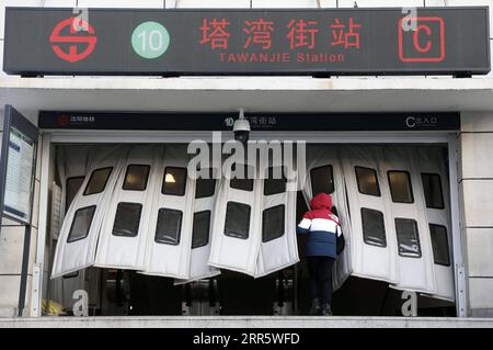 210117 -- SHENYANG, 17. Januar 2021 -- Ein Bewohner geht in die Tawanjie U-Bahn-Station in Shenyang, nordöstliche Provinz Liaoning, 17. Januar 2021. Gebiete mit mittlerem Risiko in den wichtigsten Sperrgebieten Tawan und Minglian in Shenyang wurden auf Gebiete mit geringem Risiko herabgestuft, da alle Proben, die aus mehreren Runden von Nukleinsäuretests in den Gebieten entnommen wurden, negativ waren. Die Sperrung der wichtigsten Sperrgebiete wurde am Sonntag aufgehoben. CHINA-LIAONING-SHENYANG-COVID-19-LOCKDOWN-LIFT CN YAOXJIANFENG PUBLICATIONXNOTXINXCHN Stockfoto