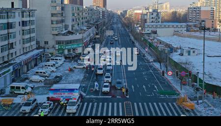 210117 -- SHENYANG, 17. Januar 2021 -- Luftaufnahme, aufgenommen am 17. Januar 2021, zeigt die Tawan Street in Shenyang, Provinz Liaoning im Nordosten Chinas. Gebiete mit mittlerem Risiko in den wichtigsten Sperrgebieten Tawan und Minglian in Shenyang wurden auf Gebiete mit geringem Risiko herabgestuft, da alle Proben, die aus mehreren Runden von Nukleinsäuretests in den Gebieten entnommen wurden, negativ waren. Die Sperrung der wichtigsten Sperrgebiete wurde am Sonntag aufgehoben. CHINA-LIAONING-SHENYANG-COVID-19-LOCKDOWN-LIFT CN YAOXJIANFENG PUBLICATIONXNOTXINXCHN Stockfoto