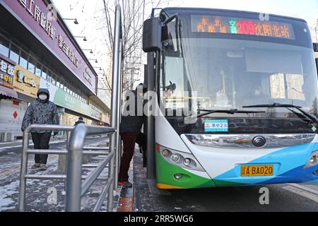 210117 -- SHENYANG, 17. Januar 2021 -- Ein Resident tritt in einen Bus an einer Busstation, die am Sonntag in Shenyang, nordöstliche Provinz Liaoning, am 17. Januar 2021 wieder in Betrieb genommen wurde. Gebiete mit mittlerem Risiko in den wichtigsten Sperrgebieten Tawan und Minglian in Shenyang wurden auf Gebiete mit geringem Risiko herabgestuft, da alle Proben, die aus mehreren Runden von Nukleinsäuretests in den Gebieten entnommen wurden, negativ waren. Die Sperrung der wichtigsten Sperrgebiete wurde am Sonntag aufgehoben. CHINA-LIAONING-SHENYANG-COVID-19-LOCKDOWN-LIFT CN YAOXJIANFENG PUBLICATIONXNOTXINXCHN Stockfoto