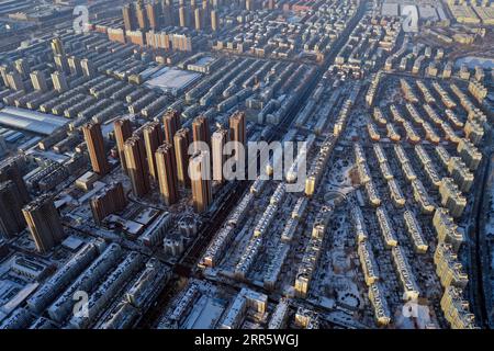 210117 -- SHENYANG, 17. Januar 2021 -- Luftaufnahme, aufgenommen am 17. Januar 2021, zeigt die Tawan- und Minglian-Gebiete in Shenyang, nordöstliche chinesische Provinz Liaoning. Gebiete mit mittlerem Risiko in den wichtigsten Sperrgebieten Tawan und Minglian in Shenyang wurden auf Gebiete mit geringem Risiko herabgestuft, da alle Proben, die aus mehreren Runden von Nukleinsäuretests in den Gebieten entnommen wurden, negativ waren. Die Sperrung der wichtigsten Sperrgebiete wurde am Sonntag aufgehoben. CHINA-LIAONING-SHENYANG-COVID-19-LOCKDOWN-LIFT CN YAOXJIANFENG PUBLICATIONXNOTXINXCHN Stockfoto