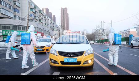 210117 -- SHENYANG, 17. Januar 2021 -- Mitarbeiter desinfizieren Autos, die aus dem ehemaligen Sperrgebiet in Shenyang, Provinz Liaoning im Nordosten Chinas, fahren, 17. Januar 2021. Gebiete mit mittlerem Risiko in den wichtigsten Sperrgebieten Tawan und Minglian in Shenyang wurden auf Gebiete mit geringem Risiko herabgestuft, da alle Proben, die aus mehreren Runden von Nukleinsäuretests in den Gebieten entnommen wurden, negativ waren. Die Sperrung der wichtigsten Sperrgebiete wurde am Sonntag aufgehoben. CHINA-LIAONING-SHENYANG-COVID-19-LOCKDOWN-LIFT CN YAOXJIANFENG PUBLICATIONXNOTXINXCHN Stockfoto