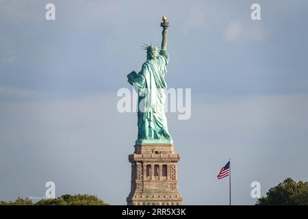 Die Freiheitsstatue ist ein historisches Symbol für die Ankunft in der neuen Welt und ein Leben der Freiheit und des Wohlstands Stockfoto