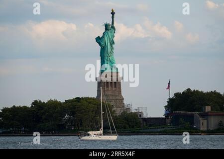 Die Freiheitsstatue ist ein historisches Symbol für die Ankunft in der neuen Welt und ein Leben der Freiheit und des Wohlstands Stockfoto