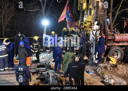 210118 -- QIXIA, 18. Januar 2021 -- Retter versuchen, Kontakt mit eingesperrten Bergleuten auf dem Explosionsort einer Goldmine in der Stadt Qixia, ostchinesische Provinz Shandong, 18. Januar 2021 herzustellen. Ein Papierzettel, der unter einer Mine herausgeholt wurde, sagte, dass 12 Arbeiter noch am Leben sind, während die anderen 10 in unklarer Lage sind, nachdem sie nach einer Goldminenexplosion in der ostchinesischen Provinz Shandong gefangen wurden. Die Rettungskräfte sagten, dass sie das Gefühl hatten, dass die Leute am Sonntagabend an den Eisenseilen zogen, um die Nährstofflösungen zu liefern. Die Retter bohren zuvor um 13:56 Uhr am Sonntag einen Kanal Stockfoto