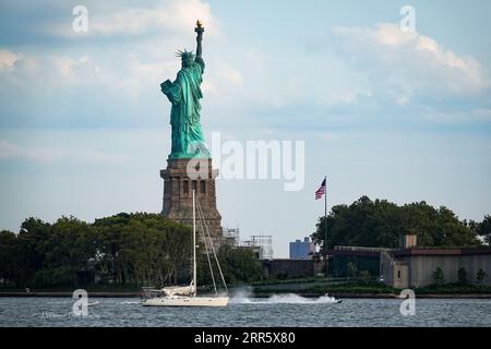 Die Freiheitsstatue ist ein historisches Symbol für die Ankunft in der neuen Welt und ein Leben der Freiheit und des Wohlstands Stockfoto