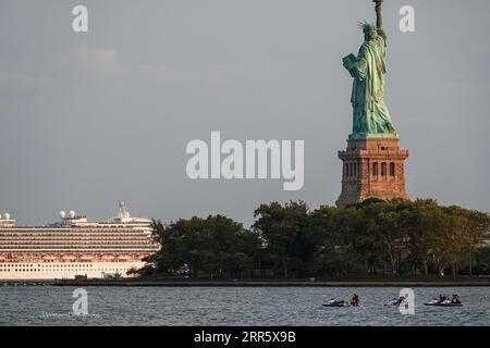 Die Freiheitsstatue ist ein historisches Symbol für die Ankunft in der neuen Welt und ein Leben der Freiheit und des Wohlstands Stockfoto