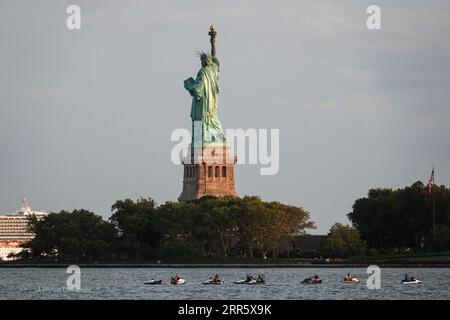 Die Freiheitsstatue ist ein historisches Symbol für die Ankunft in der neuen Welt und ein Leben der Freiheit und des Wohlstands Stockfoto