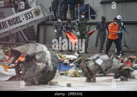 210118 -- JAKARTA, 18. Januar 2021 -- indonesische Mitglieder des Rettungsteams tragen die Trümmer des Flugzeugs Sriwijaya Air SJ-182 am Tanjung Priok Port in Jakarta, Indonesien, 18. Januar 2021. Das Flugzeug Sriwijaya Air stürzte vor den Kepulauan Seribu Seribu Inseln ins Meer, nachdem es am 9. Januar von Jakarta, Indonesien, auf einem Inlandsflug mit 62 Personen an Bord abhob. Die indonesischen Behörden haben den Flugdatenschreiber FDR der abgestürzten Boeing 737-500, wie das nationale Verkehrssicherheitskomitee des Landes am Freitag mitteilte, heruntergeladen. INDONESIEN-JAKARTA-SRIWIJAYA AIR SJ-182-DEBRIS ZULKARNAIN PUBLICATIO Stockfoto