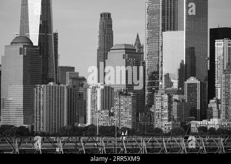 Die ikonische Skyline von Lower und Uptown Manhattan ist in Schwarz und weiß zu sehen Stockfoto