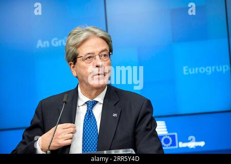 210119 -- BRÜSSEL, 19. Januar 2021 -- Paolo Gentiloni, EU-Wirtschaftskommissar, spricht auf einer Online-Pressekonferenz nach einem Ministertreffen der Eurogruppe am 18. Januar 2021 in Brüssel, Belgien. Die EU plant, in den nächsten Monaten mit der Aufstockung und Zuweisung des Hauptteils des 750 Milliarden Euro teuren 906 Milliarden US-Dollar umfassenden Wiederaufbaufonds zu beginnen, mit dem die von der COVID-19-Pandemie schwer betroffenen Volkswirtschaften des Blocks gerettet werden sollen, erklärte EU-Wirtschaftskommissar Paolo Gentiloni am Montag. /Informationsblatt über Xinhua BELGIEN-BRÜSSEL-EU-EUROGROUP-PRESSEKONFERENZ EuropeanxUnion PUBLICATIONxNOTxINxCHN Stockfoto