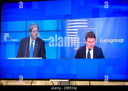 210119 -- BRÜSSEL, 19. Januar 2021 -- das Foto vom 18. Januar 2021 zeigt Paolo Gentiloni L, EU-Wirtschaftskommissar, und den Präsidenten der Eurogruppe Paschal Donohoe, der im Anschluss an ein Ministertreffen der Eurogruppe in Brüssel, Belgien, eine Online-Pressekonferenz veranstaltet. Die EU plant, in den nächsten Monaten mit der Aufstockung und Zuweisung des Hauptteils des 750 Milliarden Euro teuren 906 Milliarden US-Dollar umfassenden Wiederaufbaufonds zu beginnen, mit dem die von der COVID-19-Pandemie schwer betroffenen Volkswirtschaften des Blocks gerettet werden sollen, erklärte EU-Wirtschaftskommissar Paolo Gentiloni am Montag. /Informationsblatt über Xinhua BELGIUM-BRUSSELS-EU-EUROGROUP-PR Stockfoto