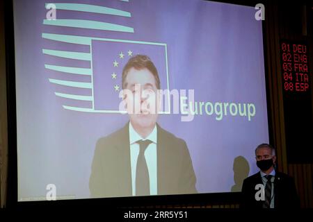 210119 -- BRÜSSEL, 19. Januar 2021 -- das Foto vom 18. Januar 2021 in Brüssel zeigt Paschal Donohoe auf dem Bildschirm, Präsident der Eurogruppe, auf einer Online-Pressekonferenz nach einem Ministertreffen der Eurogruppe. Die EU plant, in den nächsten Monaten mit der Aufstockung und Zuweisung des Hauptteils des 750 Milliarden Euro teuren 906 Milliarden US-Dollar umfassenden Wiederaufbaufonds zu beginnen, mit dem die von der COVID-19-Pandemie schwer betroffenen Volkswirtschaften des Blocks gerettet werden sollen, erklärte EU-Wirtschaftskommissar Paolo Gentiloni am Montag. /Informationsblatt über Xinhua BELGIEN-BRÜSSEL-EU-EUROGROUP-PRESSEKONFERENZ EuropeanxUnion PUBLICATIONxN Stockfoto