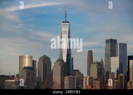 Die Skyline von Manhattan, die von der anderen Seite des Hudson in New Jersey aus gesehen wird, zeigt so berühmte Gebäude wie Chrysler, Empire State und Freedom Tower Stockfoto