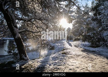 210119 -- ATHEN, 19. Januar 2021 -- Menschen gehen im Schnee am Beletsi-See in Athen, Griechenland, 17. Januar 2021. Foto von /Xinhua GREECE-ATHENS-SNOW LefterisxPartsalis PUBLICATIONxNOTxINxCHN Stockfoto