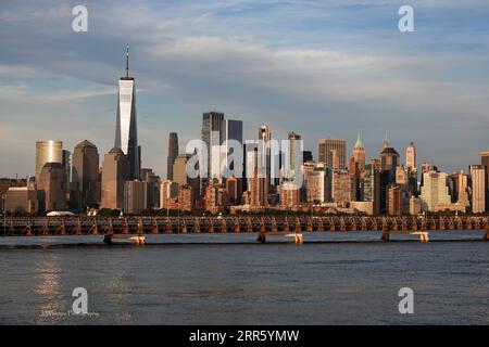 Die Skyline von Manhattan, die von der anderen Seite des Hudson in New Jersey aus gesehen wird, zeigt so berühmte Gebäude wie Chrysler, Empire State und Freedom Tower Stockfoto