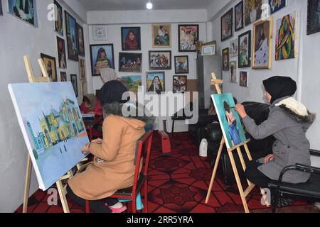 210119 -- MAZAR-i-SHARIF, 19. Januar 2021 -- afghanische Mädchen lernen Malerei in einem von der Künstlerin Hafiza Mohammadi verwalteten Kunsthaus für Frauen in Mazar-i-Sharif, Hauptstadt der nördlichen Provinz Balkh, Afghanistan, 18. Dezember 2020. ZUM Spiel: Malerei inspiriert afghanische Mädchen durch enge Traditionen zu brechen Foto von /Xinhua AFGHANISTAN-BALKH-PAINTING-GIRLS KawaxBasharat PUBLICATIONxNOTxINxCHN Stockfoto