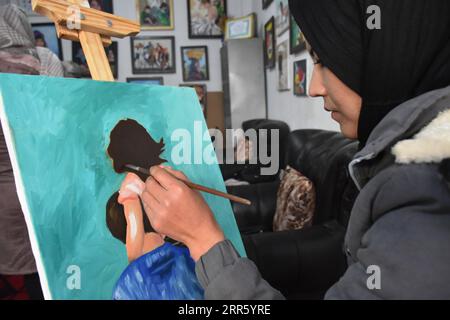 210119 -- MAZAR-i-SHARIF, 19. Januar 2021 -- ein afghanisches Mädchen lernt Malerei in einem von der Künstlerin Hafiza Mohammadi verwalteten Künstlerhaus für Frauen in Mazar-i-Sharif, Hauptstadt der nördlichen Provinz Balkh, Afghanistan, 18. Dezember 2020. ZUM Spiel: Malerei inspiriert afghanische Mädchen durch enge Traditionen zu brechen Foto von /Xinhua AFGHANISTAN-BALKH-PAINTING-GIRLS KawaxBasharat PUBLICATIONxNOTxINxCHN Stockfoto