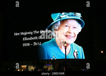 London, Großbritannien. September 2022. Eine Hommage an Königin Elisabeth II. Wurde auf der legendären Riesenleinwand im Piccadilly Circus ausgestellt. Quelle: Waldemar Sikora. Stockfoto