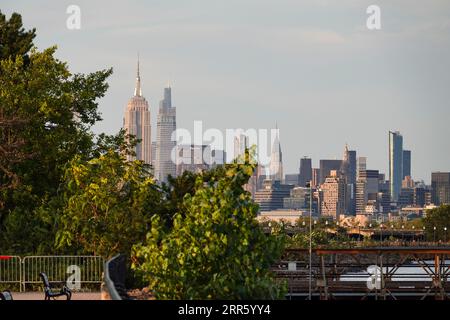 Die Skyline von Manhattan, die von der anderen Seite des Hudson in New Jersey aus gesehen wird, zeigt so berühmte Gebäude wie Chrysler, Empire State und Freedom Tower Stockfoto