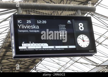 Helsinki, Finnland - 5. September 2023: Informationsdisplay von Bahnsteig 8 am Bahnhof Helsinki für den Zug IC 25 um 12:20 Uhr nach Ylivieska über T Stockfoto