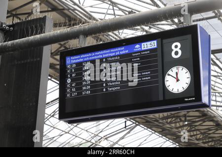 Helsinki, Finnland - 5. September 2023: Hinweisschild mit Fahrplan für Züge, die vom Gleis 8 am Bahnhof Helsinki abfahren. Stockfoto