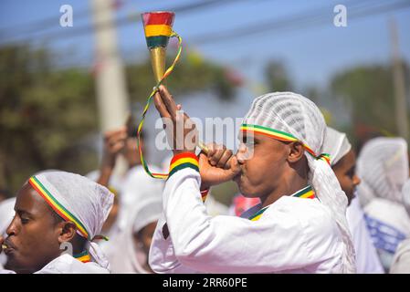 Äthiopien, Timkat - äthiopisch-orthodoxes fest der Taufe Jesu in Addis Abeba 210120 -- ADDIS ABEA, 20. Januar 2021 -- die Menschen feiern Timket, das jährliche äthiopische Epiphaniefestival, am 19. Januar 2021 in Addis Abeba, Äthiopien. Die Äthiopische Offenbarung, die weitestgehend als eine der hoch bewerteten öffentlichen Veranstaltungen Äthiopiens angesehen wird, ist eine dreitägige Affäre mit ausgeprägten religiösen und kulturellen Aktivitäten. ATHIOPIEN-ADDIS ABEBA-TIMKET FESTIVAL-FEIER MICHAELXTEWELDE PUBLICATIONXNOTXINXCHN Stockfoto