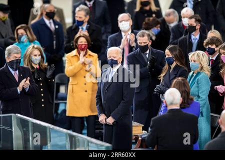 210120 -- WASHINGTON, 20. Januar 2021 -- US-Präsident Joe Biden C nimmt am 20. Januar 2021 an der Einweihungszeremonie des 46. Präsidenten der Vereinigten Staaten in Washington, D.C., USA, Teil. Bei einer ungewöhnlichen Einweihung, die aufgrund der noch immer wütenden Coronavirus-Pandemie für die Öffentlichkeit geschlossen wurde, wurde der designierte US-Präsident Joe Biden am Mittwoch an der Westfront des Kapitols als 46. Präsident der Vereinigten Staaten vereidigt. das wurde vor zwei Wochen von gewalttätigen Demonstranten verletzt, die versuchten, seinen Wahlsieg zu stürzen. US-WASHINGTON, D.C.-JOE BIDEN-PRÄSIDENT-EINWEIHUNG LIUXJIE PUBLICATIONXNOT Stockfoto