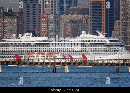 Kreuzfahrtschiffe und Pendlerschiffe teilen sich den geschäftigen Hudson River in der Nähe von Manhattan mit Jetskis und Freizeitbooten Stockfoto