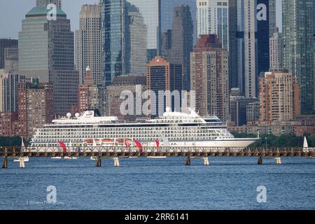 Kreuzfahrtschiffe und Pendlerschiffe teilen sich den geschäftigen Hudson River in der Nähe von Manhattan mit Jetskis und Freizeitbooten Stockfoto