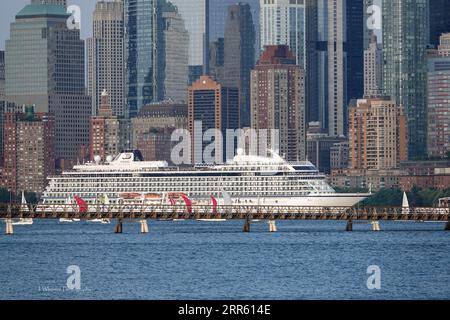 Kreuzfahrtschiffe und Pendlerschiffe teilen sich den geschäftigen Hudson River in der Nähe von Manhattan mit Jetskis und Freizeitbooten Stockfoto