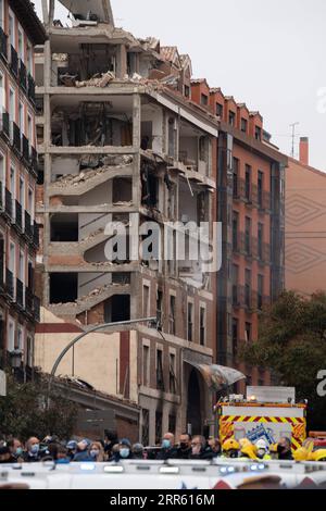 210121 -- MADRID, 21. Januar 2021 -- das Gebäude, in dem die Explosion stattfand, ist in Madrid, Spanien, 20. Januar 2021 zu sehen. Drei Menschen haben inzwischen bestätigt, ihr Leben verloren zu haben, und mehrere andere wurden verletzt, nachdem eine große Explosion am Mittwochnachmittag ein Gebäude im Zentrum von Madrid zerstört hatte. SPOT NEWSSPAIN-MADRID-EXPLOSION MengxDingbo PUBLICATIONxNOTxINxCHN Stockfoto