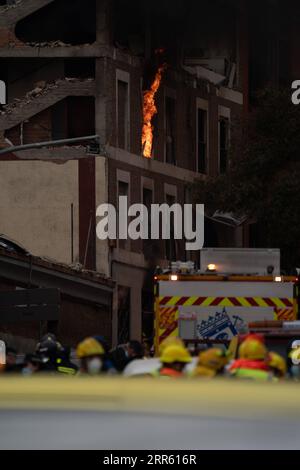 210121 -- MADRID, 21. Januar 2021 -- Ein Gebäude brennt am 20. Januar 2021 auf der Explosionsanlage in Madrid, Spanien. Drei Menschen haben inzwischen bestätigt, ihr Leben verloren zu haben, und mehrere andere wurden verletzt, nachdem eine große Explosion am Mittwochnachmittag ein Gebäude im Zentrum von Madrid zerstört hatte. SPOT NEWSSPAIN-MADRID-EXPLOSION MengxDingbo PUBLICATIONxNOTxINxCHN Stockfoto