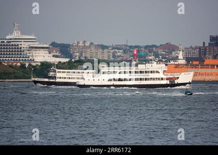 Kreuzfahrtschiffe und Pendlerschiffe teilen sich den geschäftigen Hudson River in der Nähe von Manhattan mit Jetskis und Freizeitbooten Stockfoto