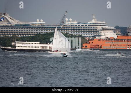 Kreuzfahrtschiffe und Pendlerschiffe teilen sich den geschäftigen Hudson River in der Nähe von Manhattan mit Jetskis und Freizeitbooten Stockfoto