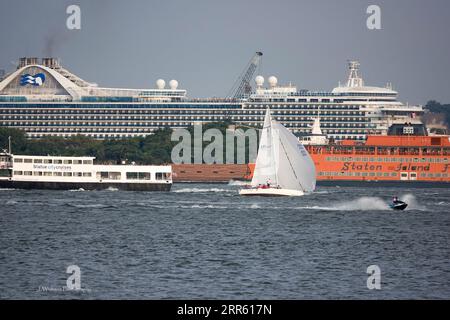 Kreuzfahrtschiffe und Pendlerschiffe teilen sich den geschäftigen Hudson River in der Nähe von Manhattan mit Jetskis und Freizeitbooten Stockfoto