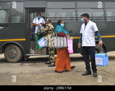 210121 -- AGARTALA, 21. Januar 2021 -- Mitarbeiter des Gesundheitswesens kommen in ein Krankenhaus, um den Mitarbeitern der Grenzschutztruppe in Agartala, der Hauptstadt des nordöstlichen indischen Bundesstaates Tripura, Dosen des COVID-19-Impfstoffs Covishield zu geben, 21. Januar 2021. STR/INDIA-COVID-19-VACCINATION Xinhua PUBLICATIONxNOTxINxCHN Stockfoto
