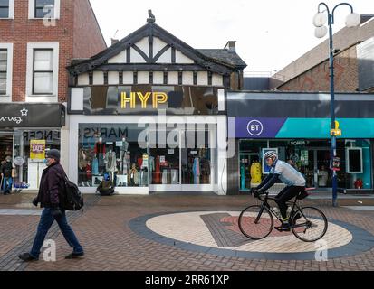 210122 -- KINGSTON UPON THAMES, 22. Januar 2021 -- Menschen werden auf einer Straße in Kingston upon Thames, Großbritannien, am 21. Januar 2021 gesehen. Weitere 1.820 Menschen in Großbritannien sind innerhalb von 28 Tagen nach einem positiven Coronavirus-Test gestorben, die höchste Zahl von Todesfällen, die an einem einzigen Tag seit Beginn des Ausbruchs in Großbritannien gemeldet wurden, laut offiziellen Zahlen, die am Mittwoch veröffentlicht wurden. GROSSBRITANNIEN-KINGSTON UPON THAMES-COVID-19-TODESOPFER HANXYAN PUBLICATIONXNOTXINXCHN Stockfoto