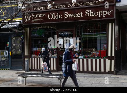 210122 -- KINGSTON UPON THAMES, 22. Januar 2021 -- Menschen mit Gesichtsmasken gehen am 21. Januar 2021 auf einer Straße in Kingston upon Thames, Großbritannien. Weitere 1.820 Menschen in Großbritannien sind innerhalb von 28 Tagen nach einem positiven Coronavirus-Test gestorben, die höchste Zahl von Todesfällen, die an einem einzigen Tag seit Beginn des Ausbruchs in Großbritannien gemeldet wurden, laut offiziellen Zahlen, die am Mittwoch veröffentlicht wurden. GROSSBRITANNIEN-KINGSTON UPON THAMES-COVID-19-TODESOPFER HANXYAN PUBLICATIONXNOTXINXCHN Stockfoto