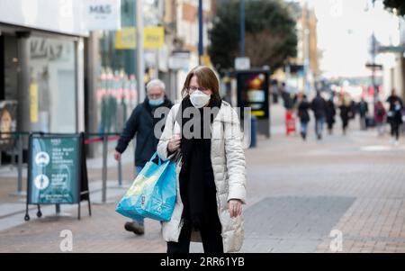 210122 -- KINGSTON UPON THAMES, 22. Januar 2021 -- Menschen mit Gesichtsmasken gehen am 21. Januar 2021 auf einer Straße in Kingston upon Thames, Großbritannien. Weitere 1.820 Menschen in Großbritannien sind innerhalb von 28 Tagen nach einem positiven Coronavirus-Test gestorben, die höchste Zahl von Todesfällen, die an einem einzigen Tag seit Beginn des Ausbruchs in Großbritannien gemeldet wurden, laut offiziellen Zahlen, die am Mittwoch veröffentlicht wurden. GROSSBRITANNIEN-KINGSTON UPON THAMES-COVID-19-TODESOPFER HANXYAN PUBLICATIONXNOTXINXCHN Stockfoto