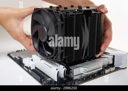 Installieren eines großen Kühlers auf einem Computerprozessor. Stockfoto
