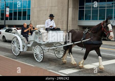 Pärchen, die eine Pferdekutschenfahrt in der Innenstadt von Atlanta machen Stockfoto